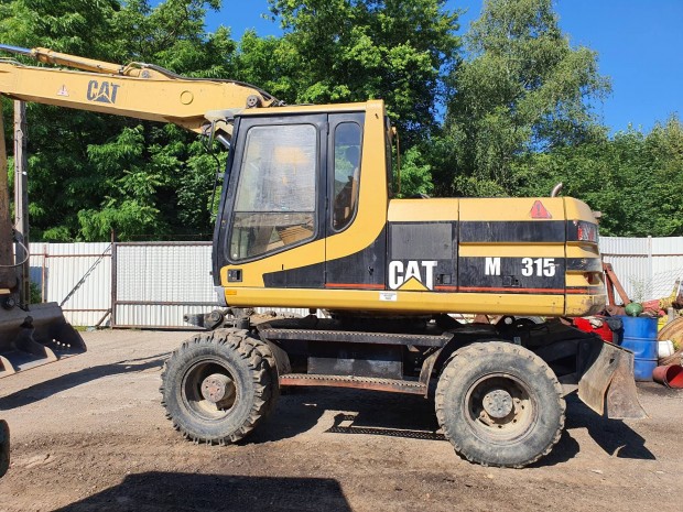 Caterpillar kotr darabokban.