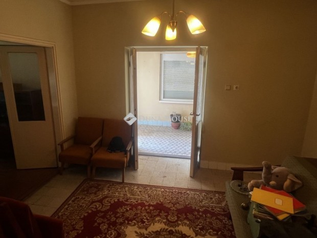 Cece k�zpontban csal�dih�z elad�