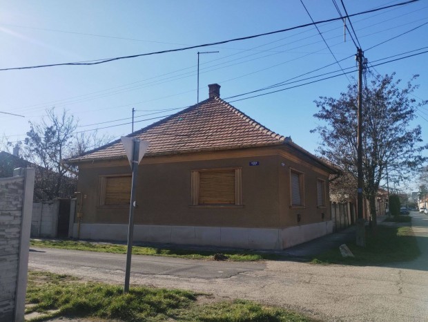 Cegl�d - 3 szob�s belv�rosi csal�di h�z