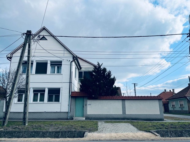 Cegl�d belv�ros k�zeli exkluz�v csal�di h�z Elad�