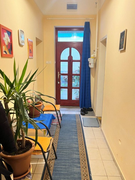 Cegl�d belv�ros�ban, f�ldszinti, 2 szob�s lak�s elad�