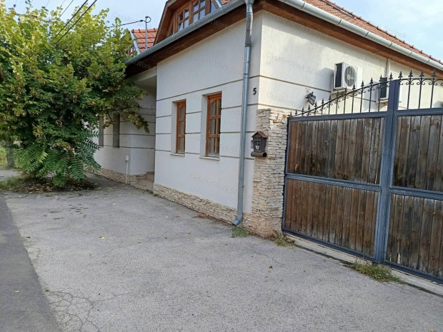 Cegl�d belv�ros�ban, luxus sz�nvonal� ingatlan elad�