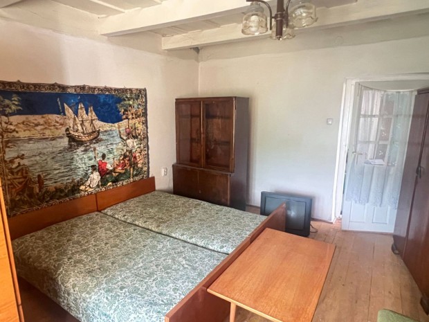 Cegl�d k�zel�ben tanya elad�