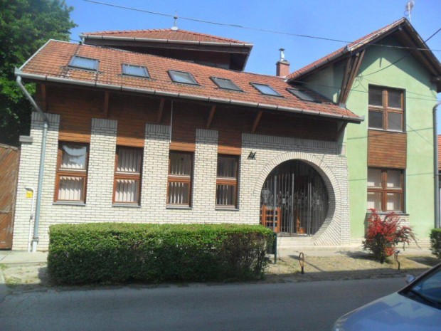 Cegléd központi Irodaház bérelhető