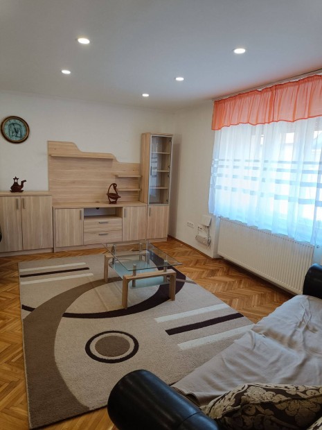 Cegl�d k�zpontj�ban 63 m2- es csal�di h�z elad�