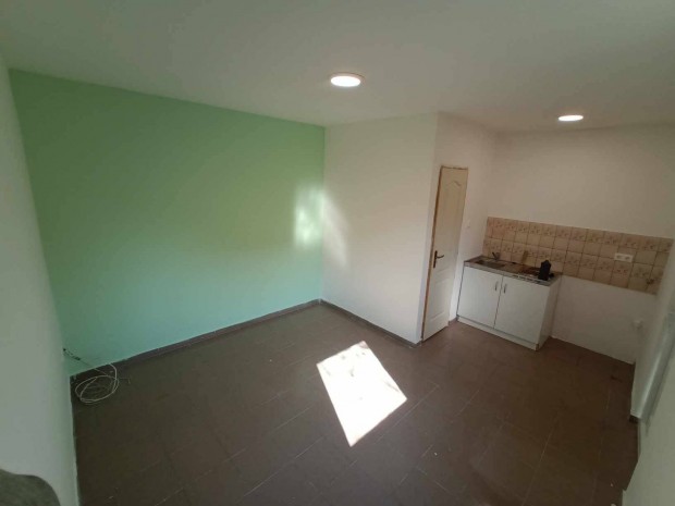 Cegl�den, kertv�rosi, gardrob lak�s kiad�