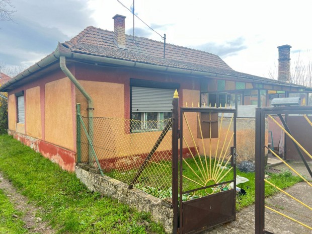 Cegléden a Fürdő közelében 4 szobás családi ház eladó