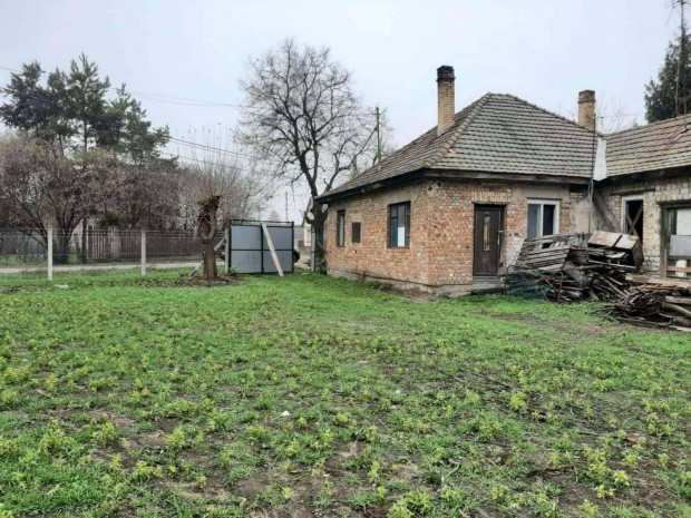 Cegl�den fel�j�t�sra v�r� h�z elad�!