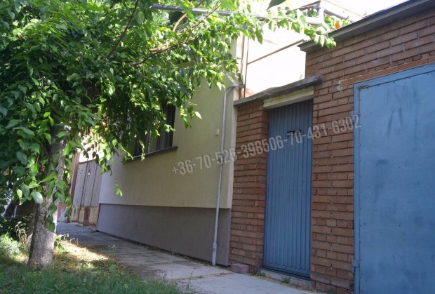 Cegl�den t�gas csal�di f�szek csendes utc�ban elad�