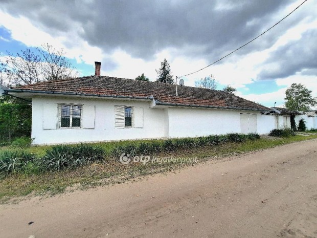 Ceglédi 84 nm-es ház eladó