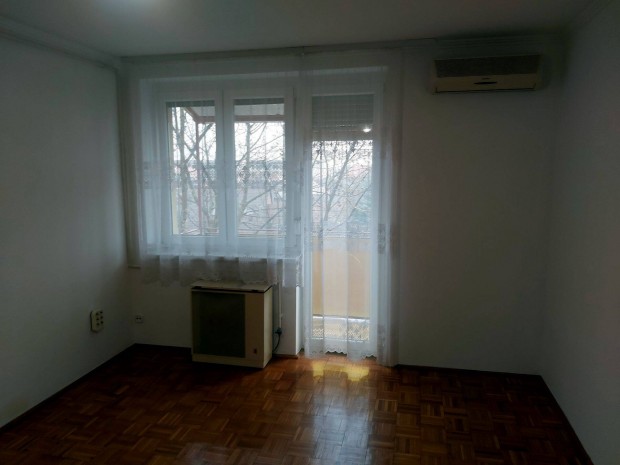 Cegl�di belv�rosi lak�s kiad�