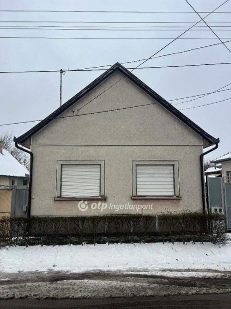 Cegl�di elad� 105 nm-es h�z