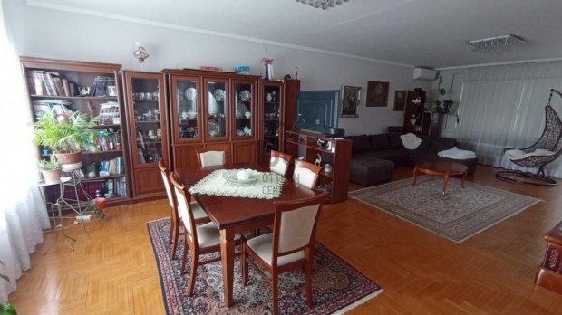 Cegl�di elad� 210 nm-es h�z