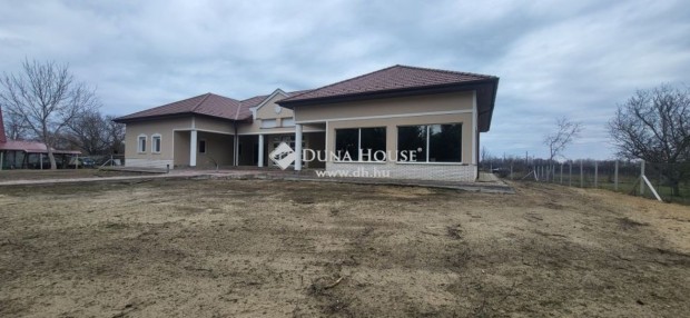 Ceglédi eladó 346 nm-es ház