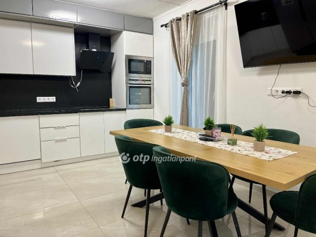 Cegl�di elad� 71 nm-es h�z