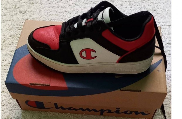 Champion 38 Red cip jtllssal 5.000,-Ft