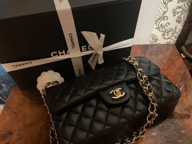 Chanel medium flap tska