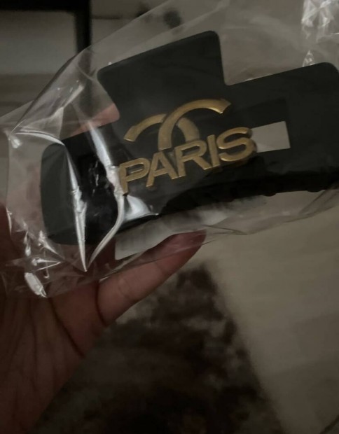 Chanel paris felirat hajcsatt