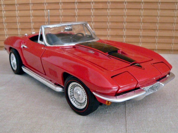 Chevrolet Corvette C2 (1967) modellaut 1:18