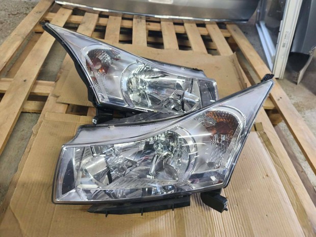 Chevrolet Cruze facelift jobb , bal els� f�nysz�r�