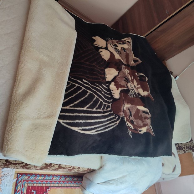 Cicás kétoldalas gyapjú ágytakaró 