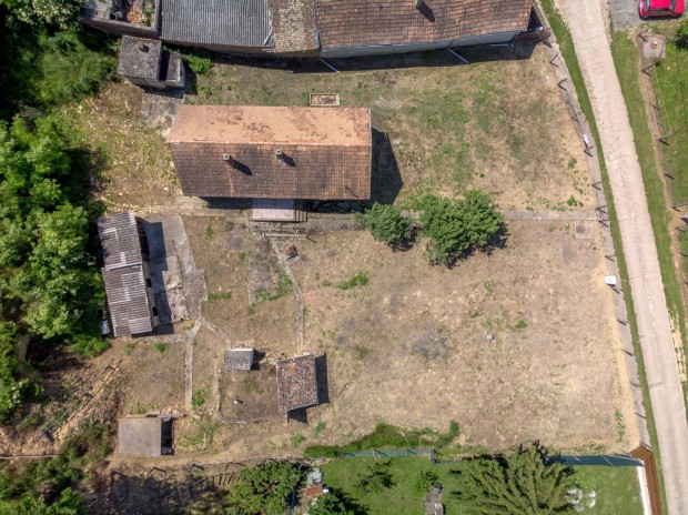 Cikó, Hársfa utca 4030 m2 telek közművekkel, épülettel. Lakni csodás,