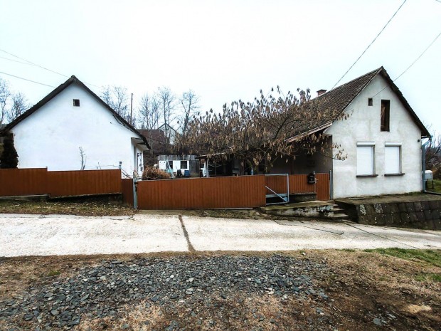 Cik�n 3 szob�s csal�di h�z zs�kutc�ban, z�ld�vezetben elad�!