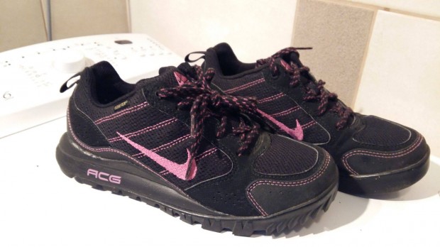 Cip nike gore-tex fekete lila pipa 37-es