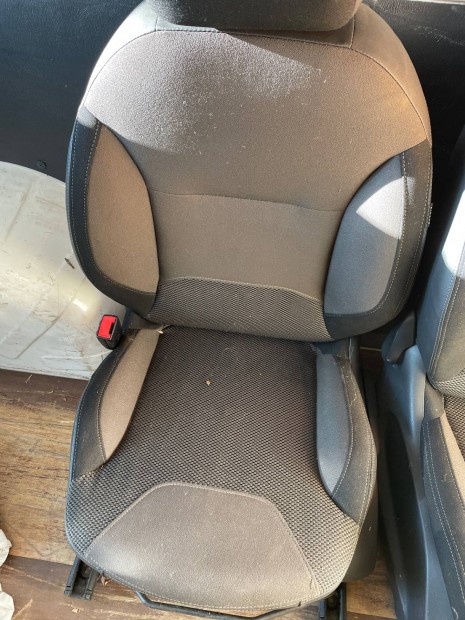 Citroen C3 2012 vezető és utas ülés eladó. Újszerű állapotú légzsákok