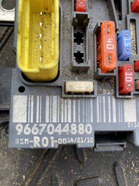 Citroen Peugeot BSM /motortér biztositék tábla(9667044880)