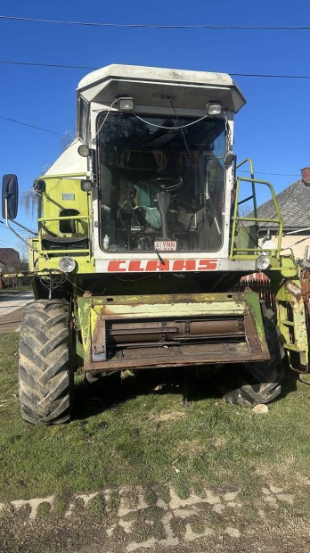 Claas Dominator 106