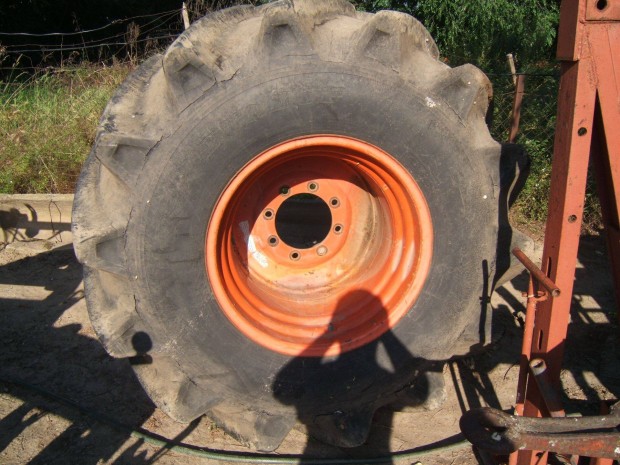 Claas ,New Holland kombájn kerekek, Felnik gumik több méretben