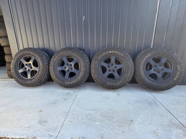 Comforser 245/75/17 négy évszakos.Jeep felnivel