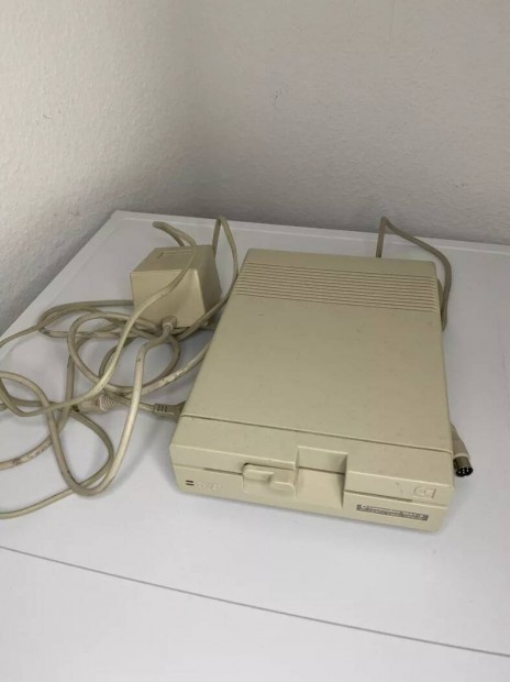 Commodore 1541-II floppy meghajt.