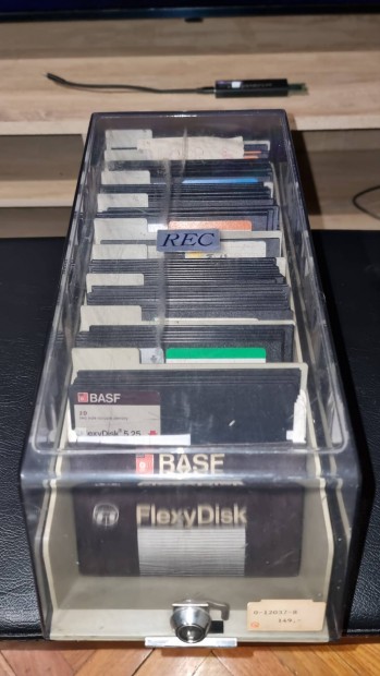 Commodore 5,25 floppy disk tartó doboz k