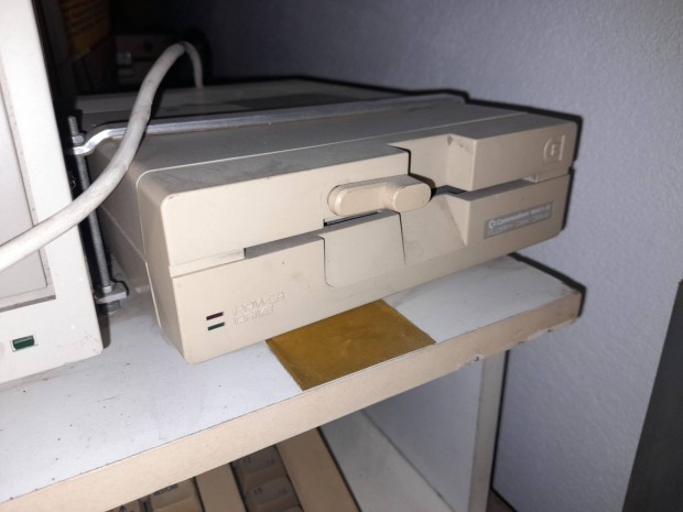 Commodore 64 Gep floppy es monitor egy kis szekrenybe beptve