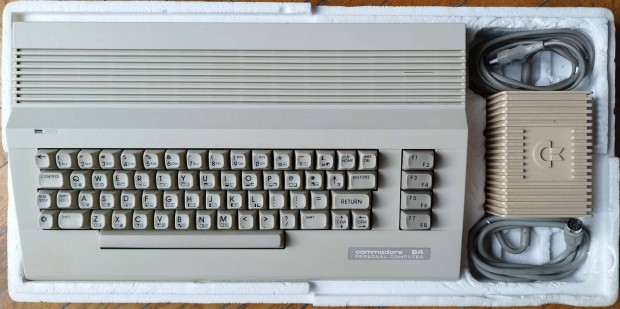 Commodore 64 (C64) tpegysggel dobozval