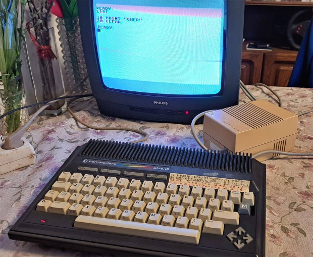 Commodore Plus/4 + C-128 tpegysg (retro)