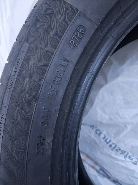 Continental Premiumcontact (200 km-futott) 235/50R19V szett elad�!
