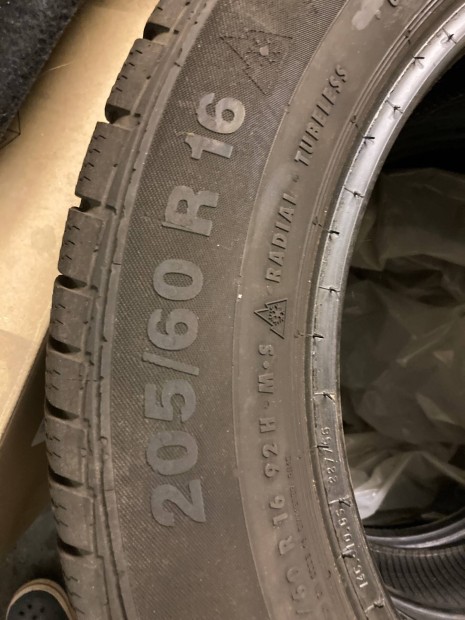 Continental defekttűrő 205/60 r16 téligumi