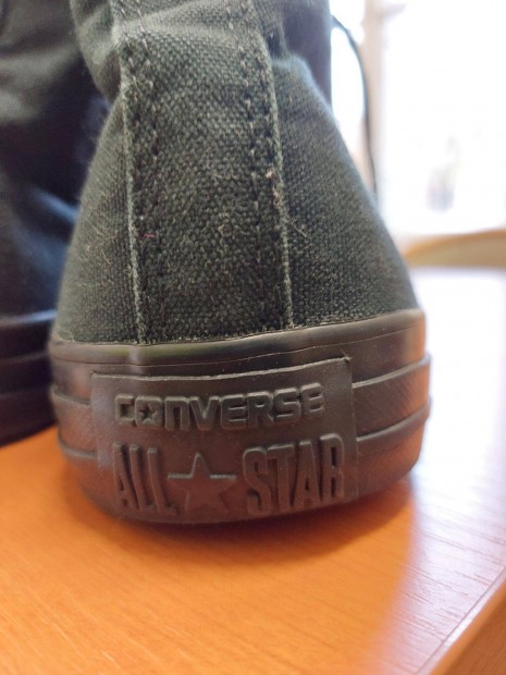 Converse fekete 42