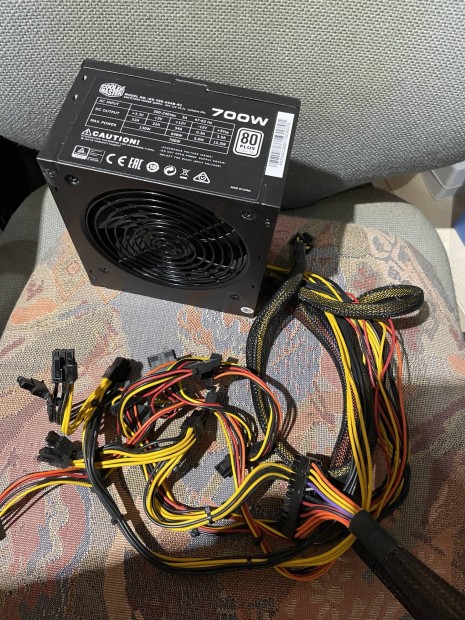 Cooler Master 700W-os tpegysg