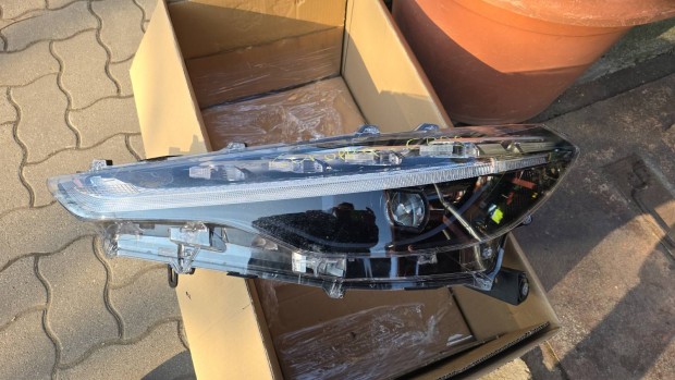 Corolla Cross b.e.f�nysz�r� LED elad�