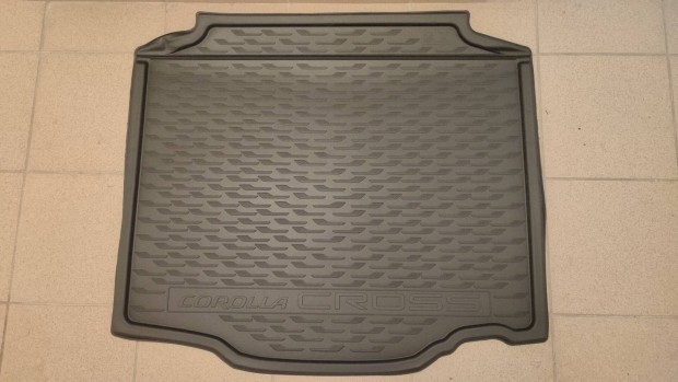 Corolla Cross csomagtr gumitlca