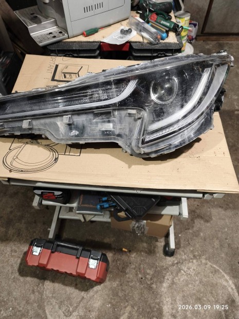 Corolla TS E210 bal els� l�mpa LED 