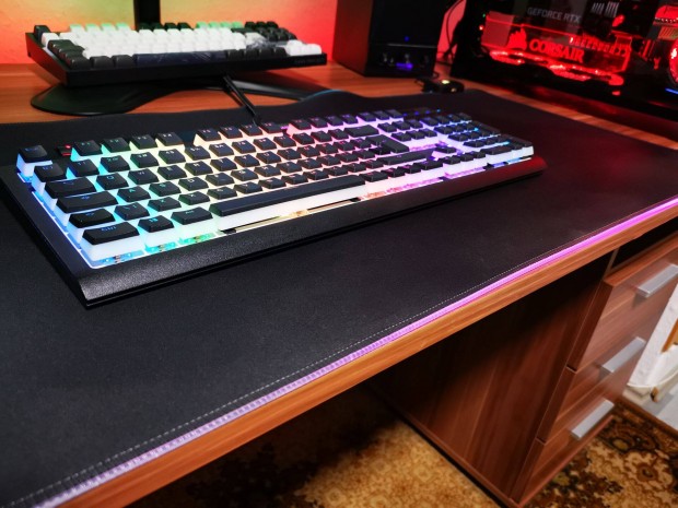 Corsair Strafe RGB billentyzet + Corsair MM700 ext. egrpad