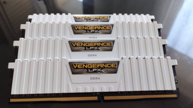 Corsair Vengeance DDR4 32GB 4x8 foxpost ingyen