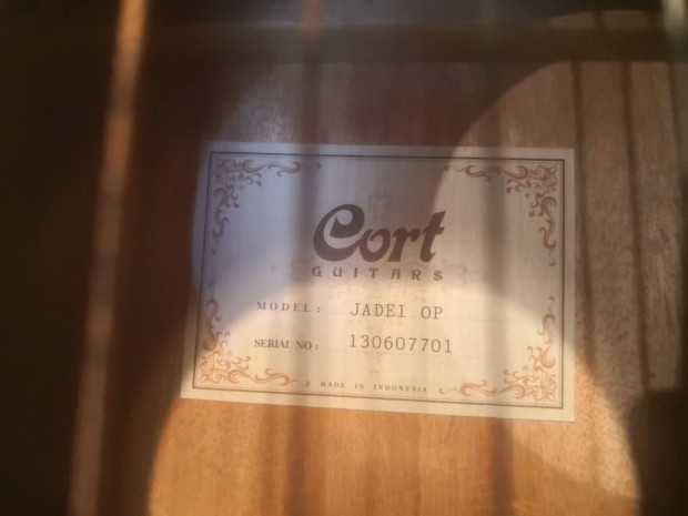 Cort akusztikus gitár
