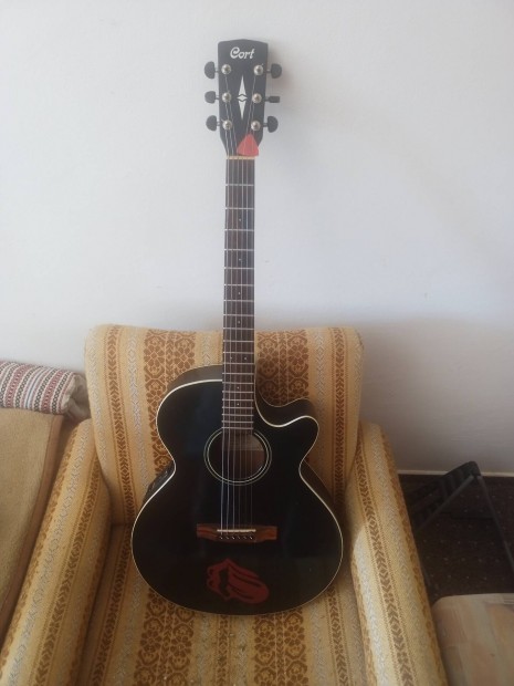 Cort elektroakusztikus gitár