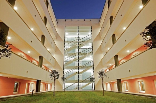 Corvin Negyedben, Emeleti Lak�s, Hozz�tartoz� Kocsibe�ll�val Elad�!